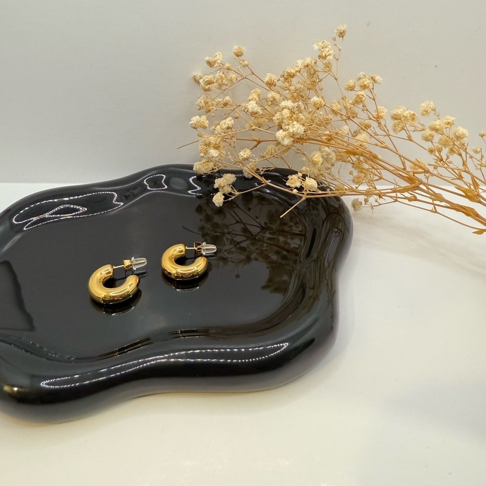 NEW 18K GOLD PLATED “THE PERFECT HOOPS” – EVERYDAY BOLD EARRINGS - Picture 4 of 4